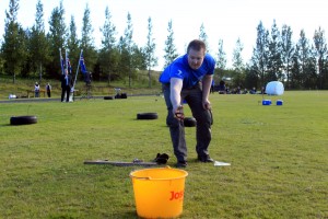 Ungi bóndi ársins 2013, Ágúst Helgi Sigurðsson að kasta skeifum.